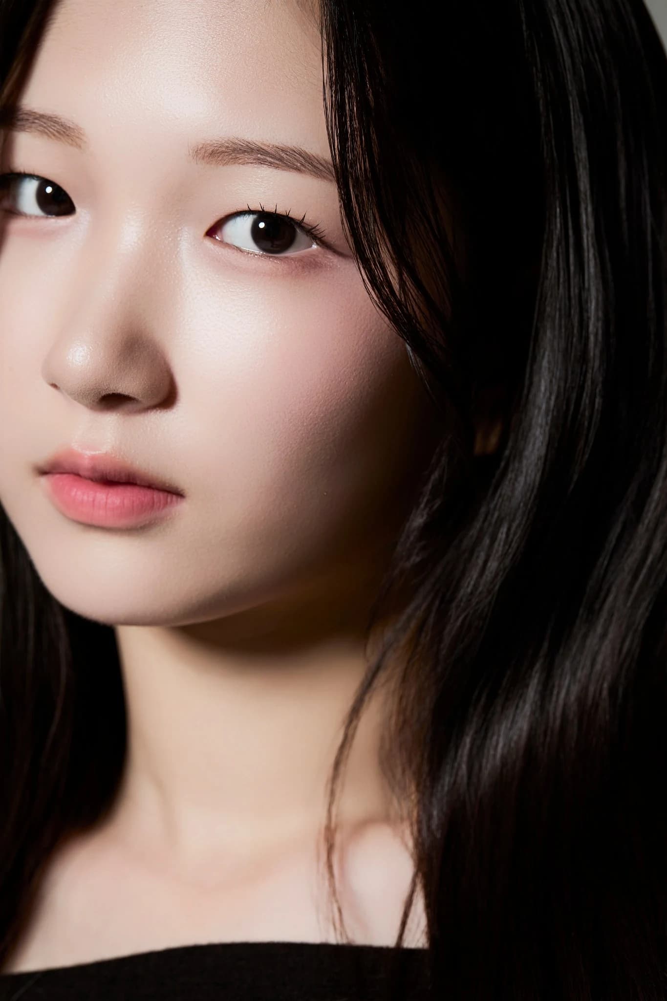 검은 배경과 의상으로 대비를 강조한 뷰티 클로즈업