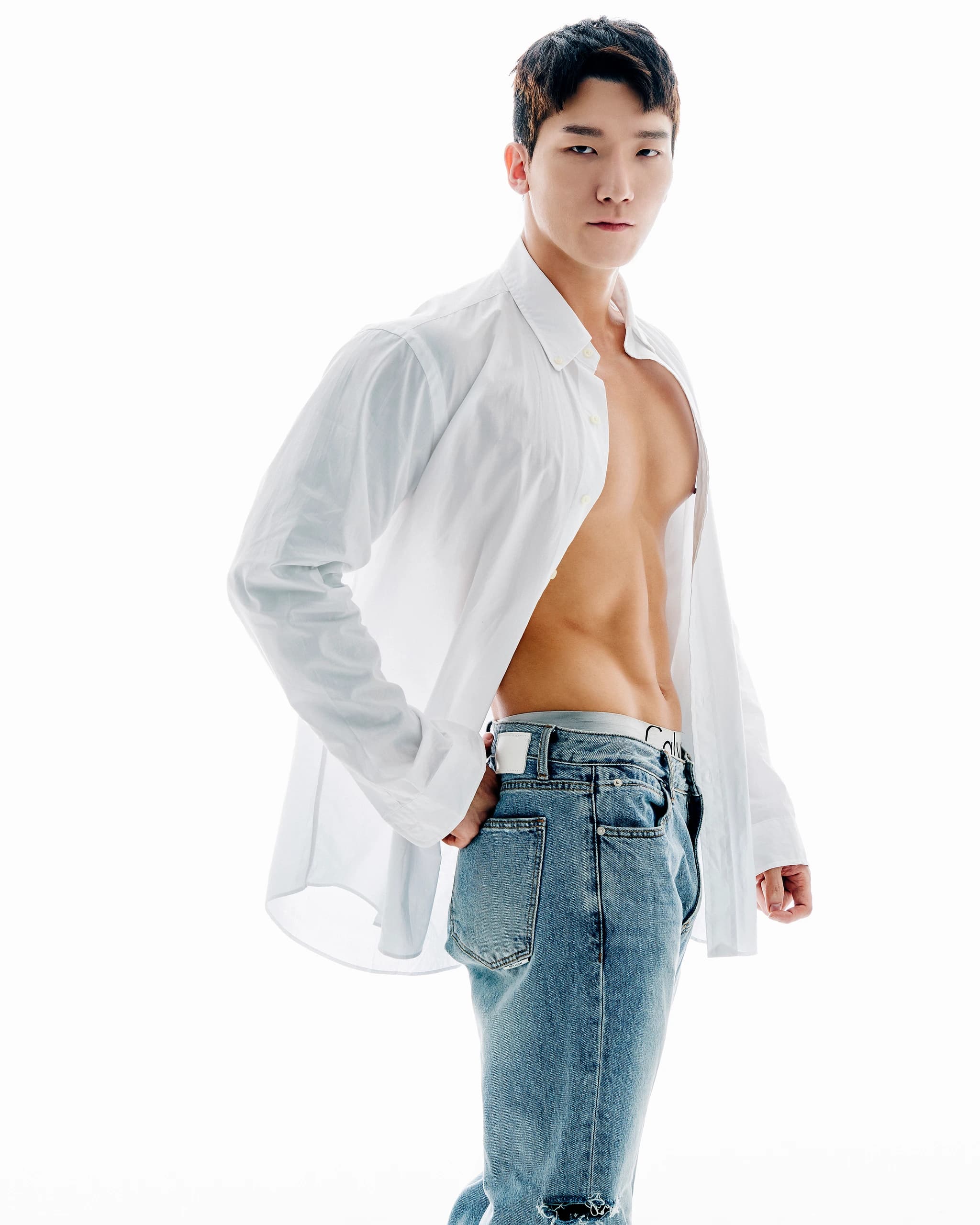 흰 배경에서 셔츠와 데님으로 자연스럽게 연출한 남성 바디 프로필