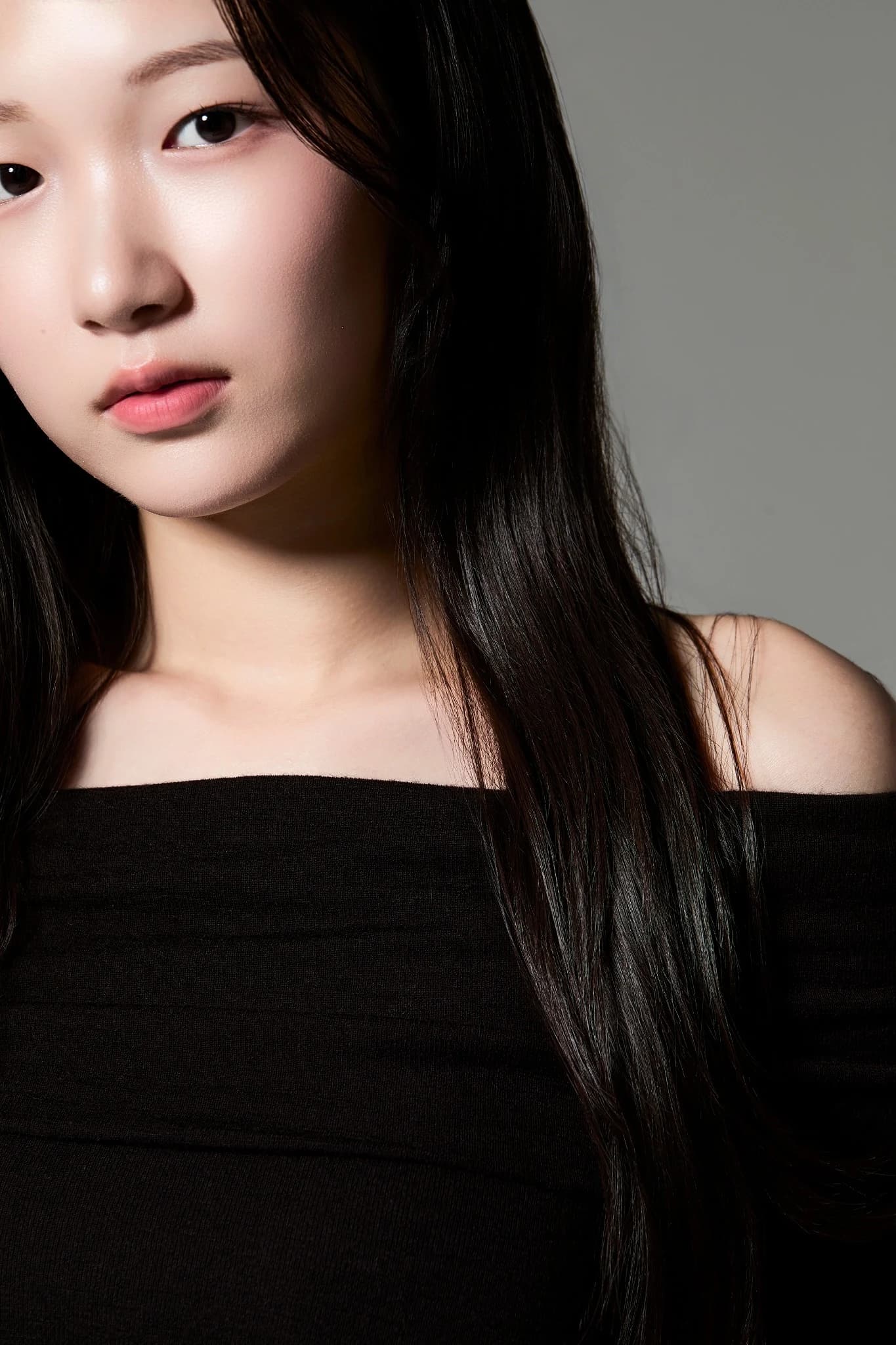 회색 배경과 검은 의상으로 연출한 에디토리얼 상반신 사진