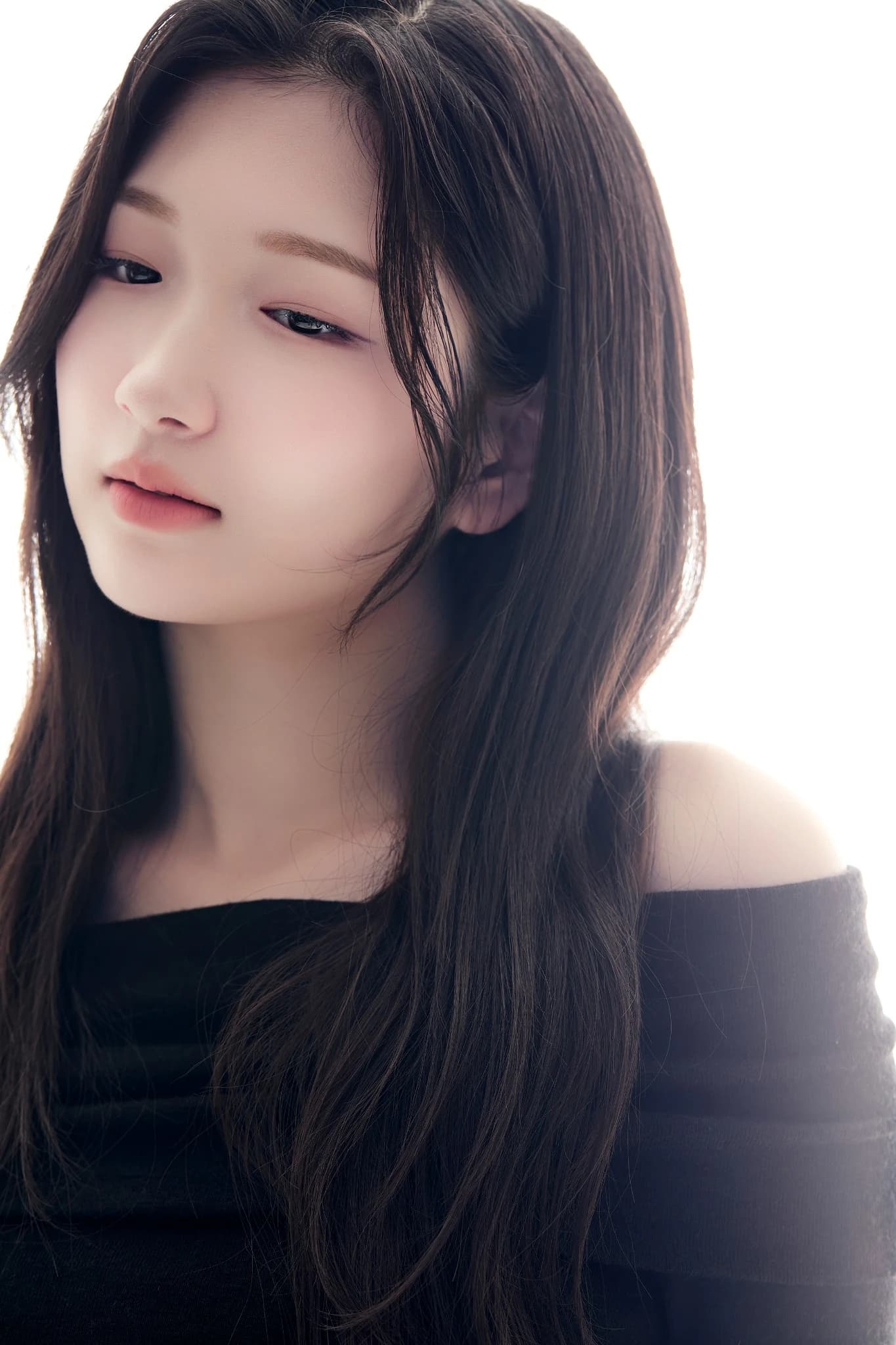 하이키 조명과 검은 오프숄더 의상의 부드러운 인물 사진