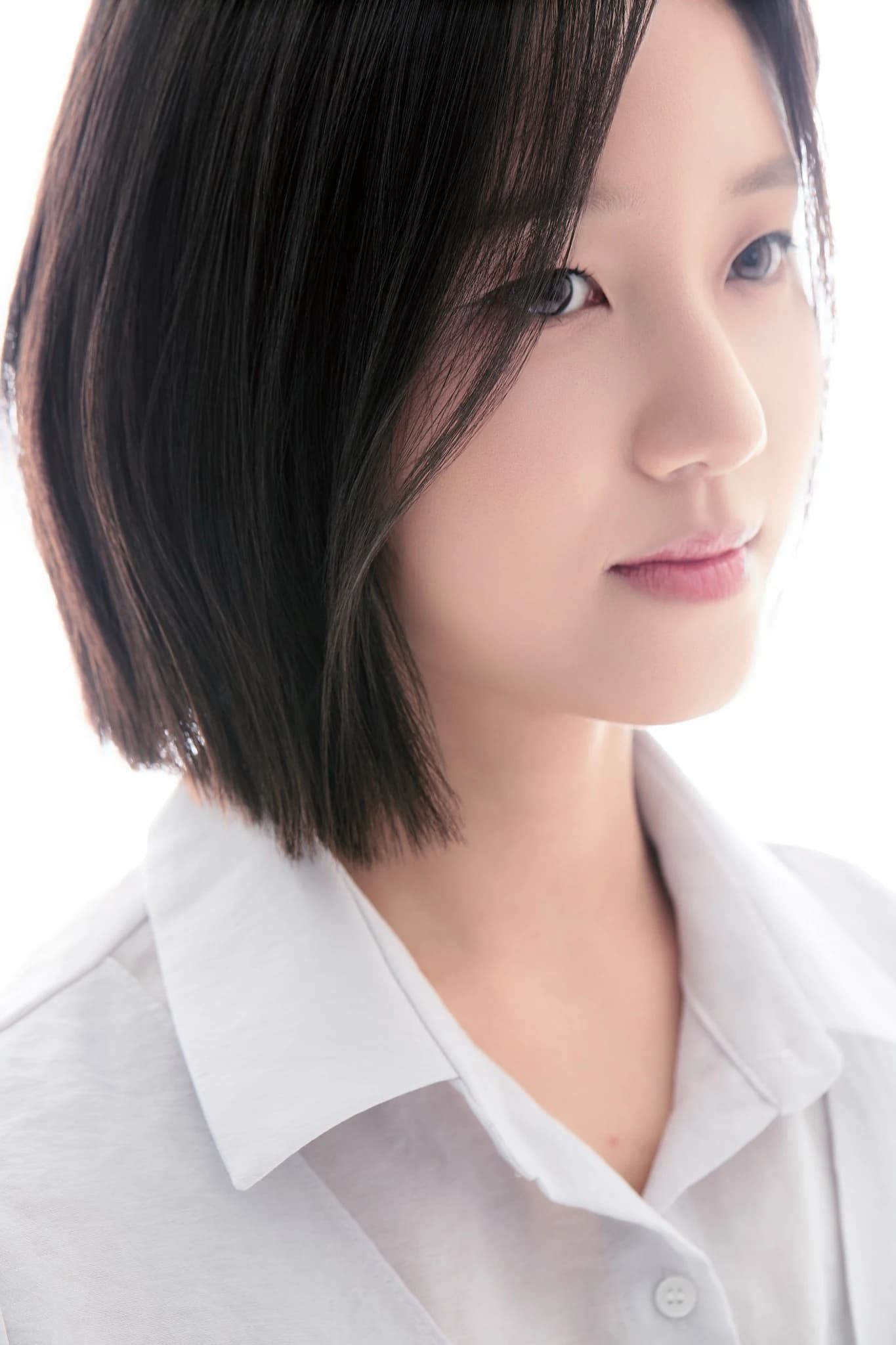 밝은 역광 속에서 측면을 바라보는 부드러운 인물 사진